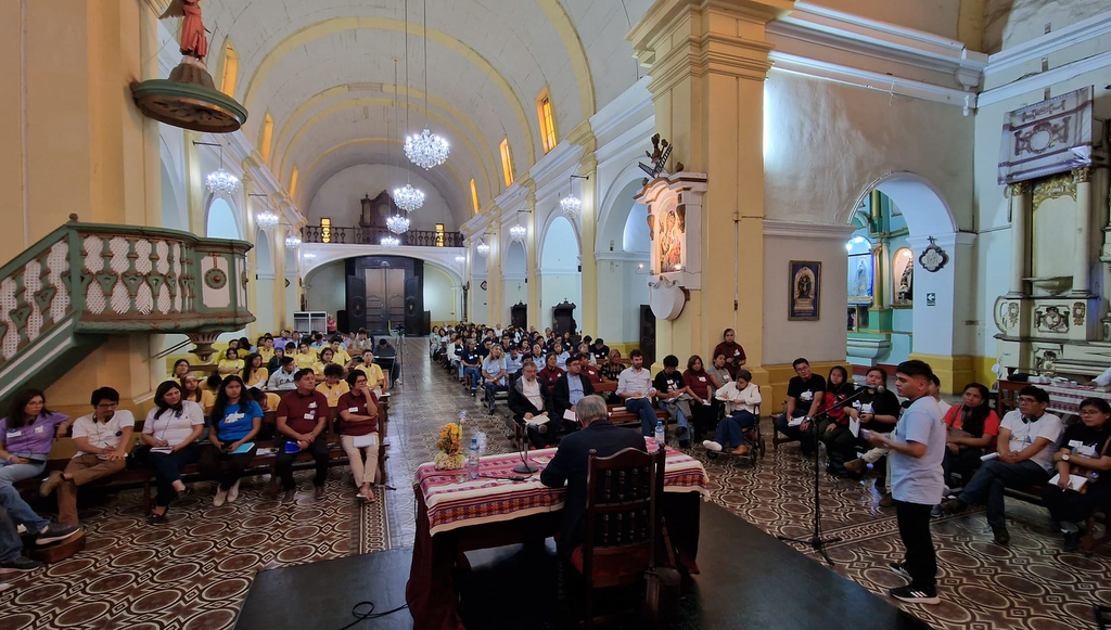 A visita de Andrea Riccardi a Lima: Sant'Egidio no Peru, entre a crise económica e a fé popular, expressão de um cristianismo feliz